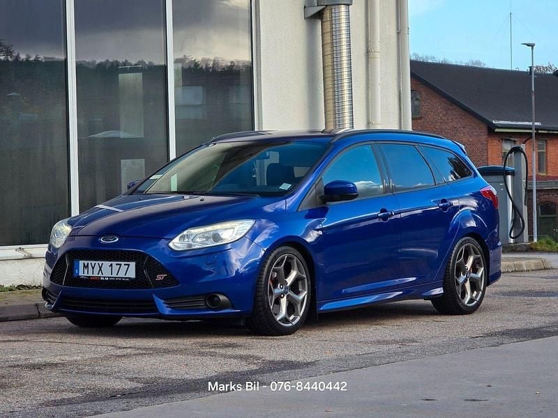 Blå Begagnad 2012 Ford Focus ST Kombi | 134 900 kr - Bild 1/4