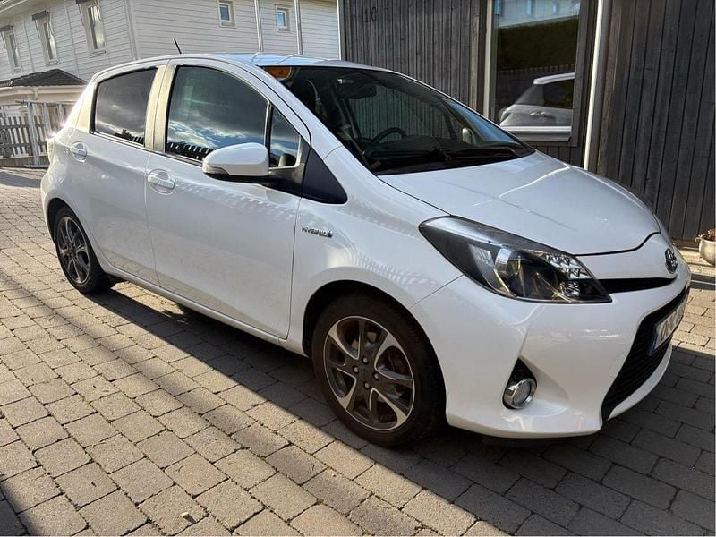 Vit Begagnad 2014 Toyota Yaris Hybrid Edition Halvkombi | 114 000 kr (Bra pris) - Bild 1/4