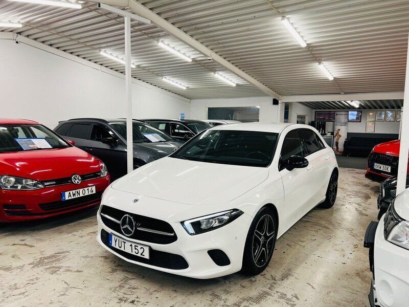 Vit Begagnad 2018 Mercedes A180 Halvkombi | 229 900 kr (Marknadspris) - Bild 1/4