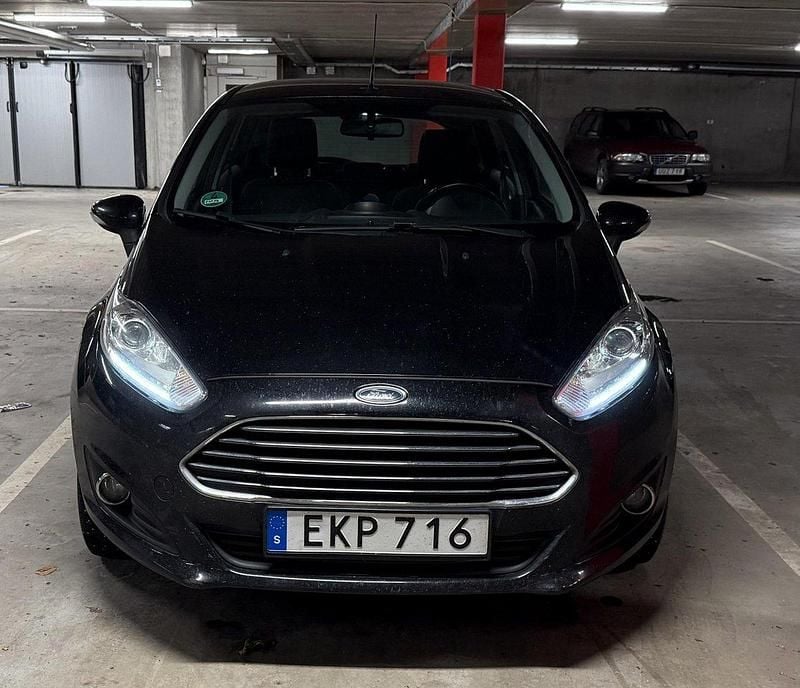 Svart Begagnad 2017 Ford Fiesta Titanium Halvkombi | 67 500 kr (Bra pris) - Bild 1/4