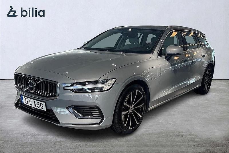 Grå Begagnad 2023 Volvo V60 Plus Kombi | 479 900 kr (Marknadspris) - Bild 1/3