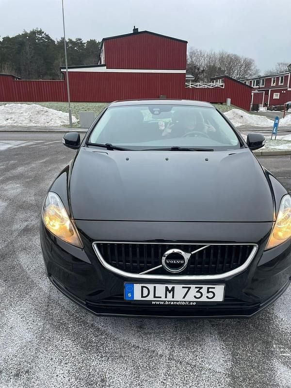 Begagnad 2017 Volvo V40 | 165 000 kr (Marknadspris) - Bild 1/4