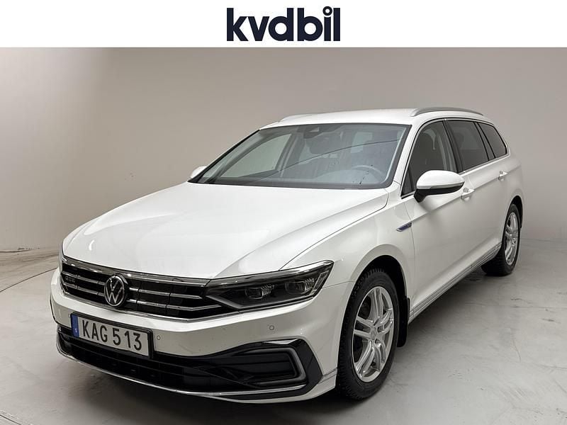 Vit Begagnad 2022 VW Passat GTE | 279 000 kr (Marknadspris) - Bild 1/3