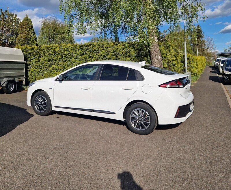 Vit Begagnad 2020 Hyundai Ioniq Sedan | 179 000 kr (Bra pris) - Bild 1/4