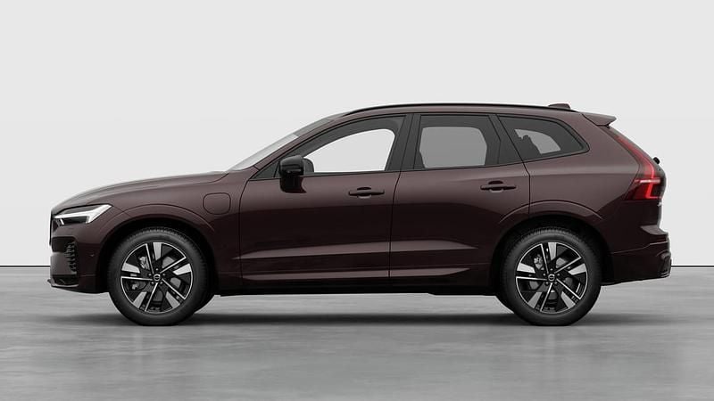 Röd Ny 2025 Volvo XC60 Plus SUV | 619 600 kr (Marknadspris) - Bild 1/4