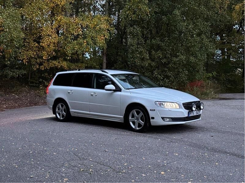 Vit Begagnad 2014 Volvo V70 Kinetic Kombi | 139 000 kr - Bild 1/4