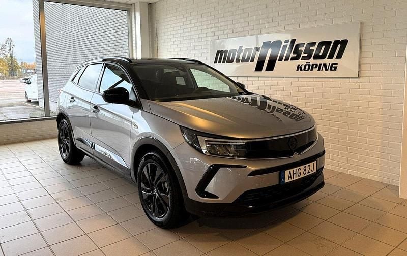 Grå Begagnad 2024 Opel Grandland X SUV | 319 500 kr (Marknadspris) - Bild 1/4