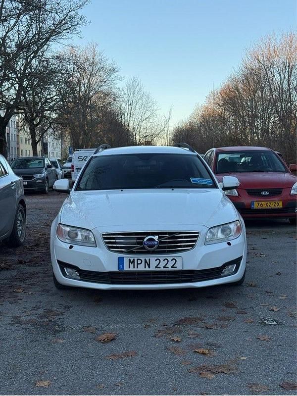Begagnad 2011 Volvo V70 Momentum Kombi | 79 000 kr (Bra pris) - Bild 1/4
