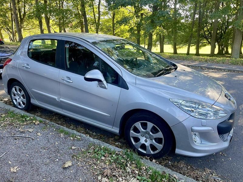 Grå Begagnad 2010 Peugeot 308 Halvkombi | 30 000 kr (Marknadspris) - Bild 1/3