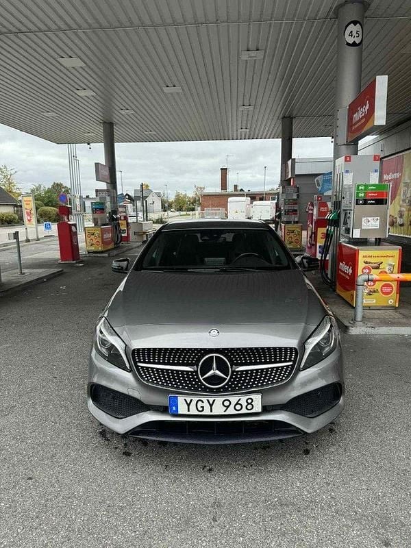Grå Begagnad 2017 Mercedes A180 AMG Halvkombi | 175 000 kr (Lite dyr) - Bild 1/4