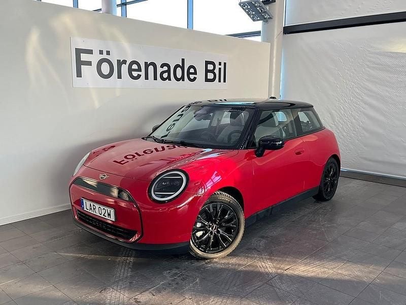 Begagnad Mini Cooper 135 kW (184 HK) 2024 Röd Halvkombi