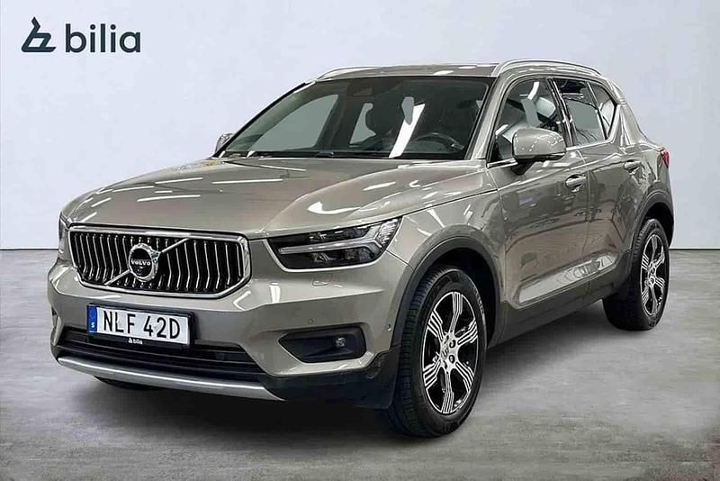 Grå Begagnad 2020 Volvo XC40 SUV | 299 900 kr - Bild 1/1