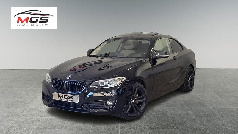 Svart Begagnad 2016 BMW 220 Advantage Sportkupé | 174 900 kr (Bra pris) - Bild 1/4