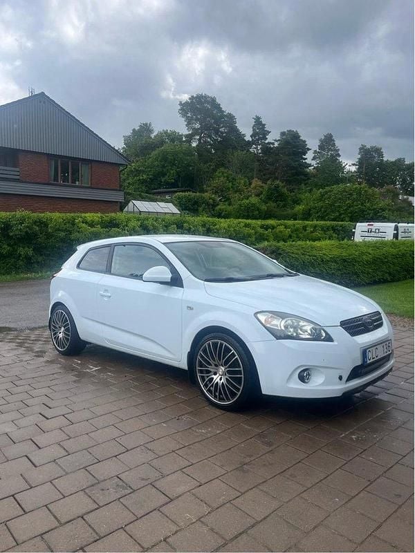 Vit Begagnad 2008 Kia ProCeed 4 Halvkombi | 34 000 kr (Bra pris) - Bild 1/4