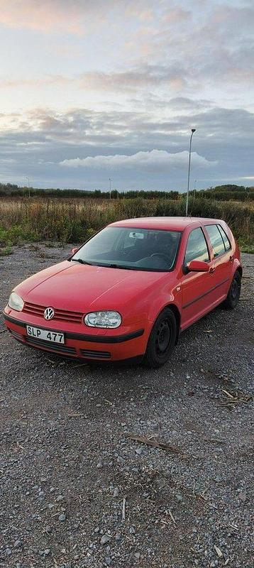 Röd Begagnad 2001 VW Golf IV Halvkombi | 20 000 kr (Marknadspris) - Bild 1/4