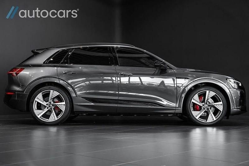 Begagnad Audi Q8 e-tron S-Line 300 kW (408 HK) 2023 Grå SUV