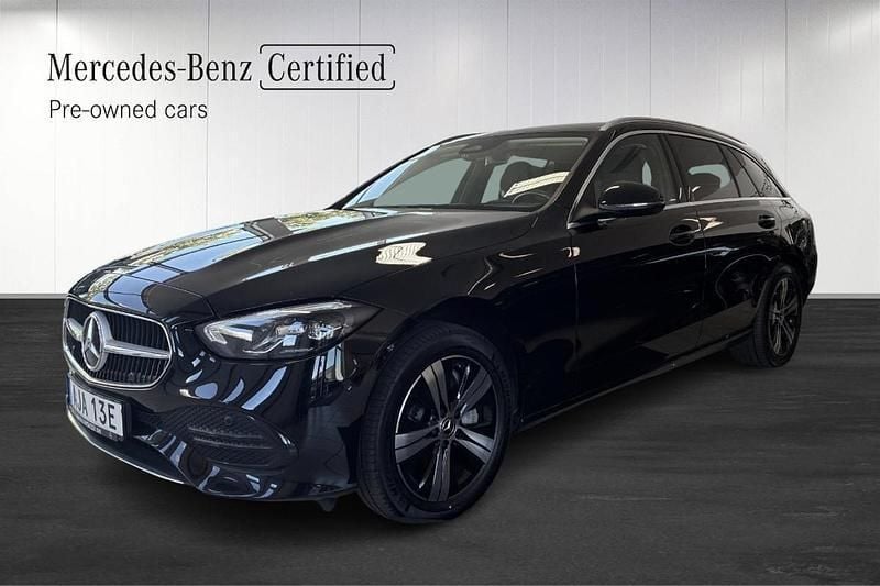 Svart (black) Begagnad 2022 Mercedes C300e Avantgarde Kombi | 349 900 kr (Superpris) - Bild 1/4