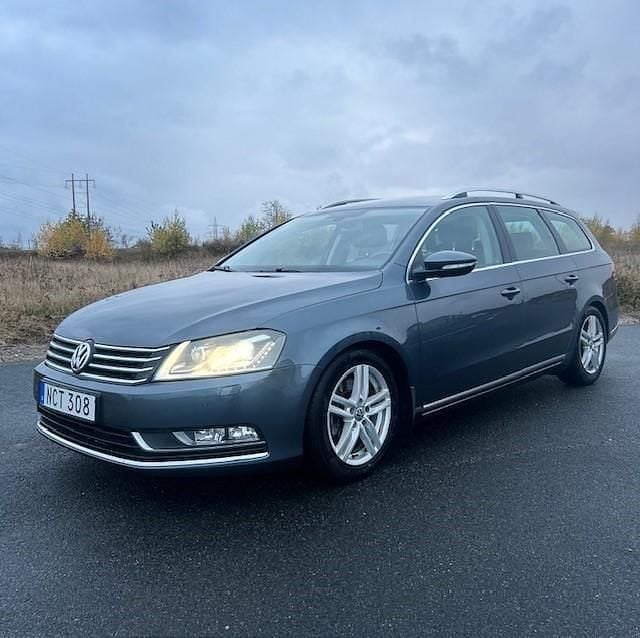 Grå Begagnad 2013 VW Passat Kombi | 62 000 kr (Marknadspris) - Bild 1/4