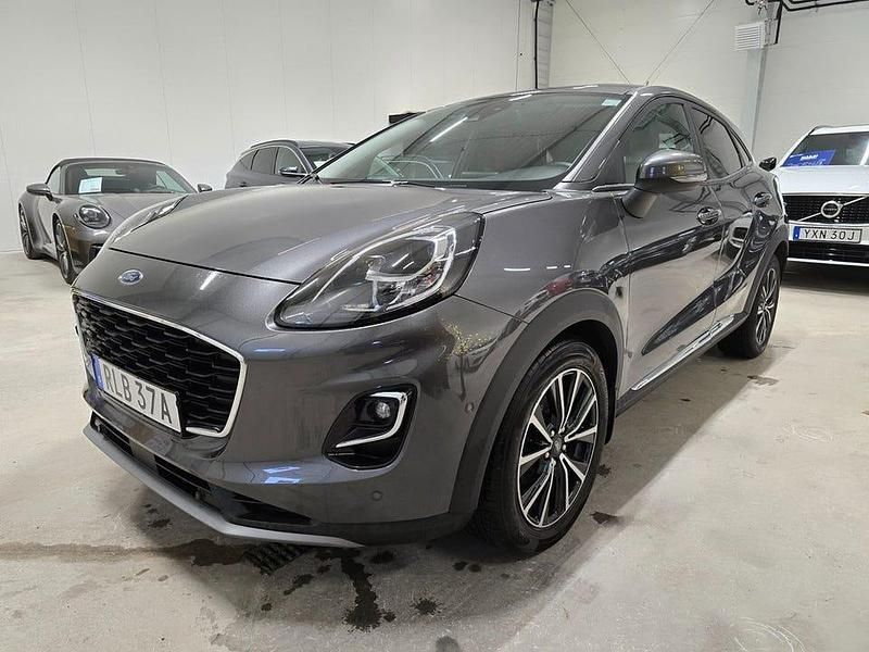 Grå metallic Begagnad 2022 Ford Puma Titanium SUV | 169 500 kr (Marknadspris) - Bild 1/4