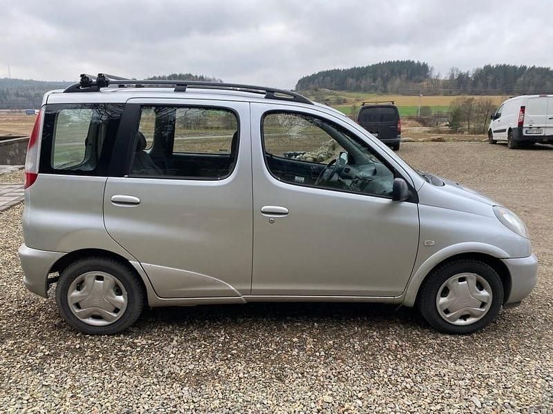 Begagnad 2000 Toyota Yaris Verso Minibuss | 19 000 kr (Marknadspris) - Bild 1/4