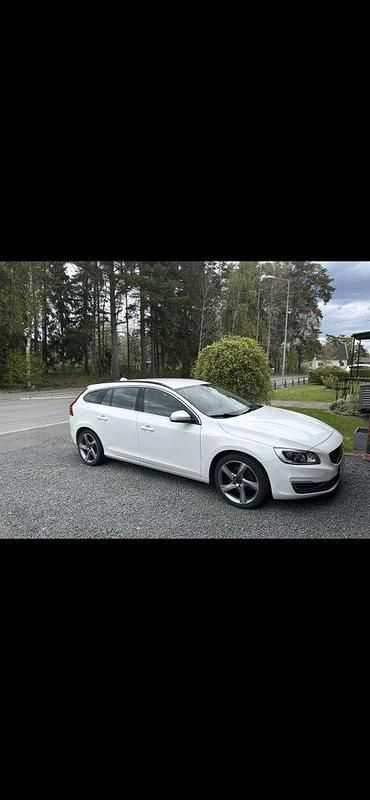 Vit Begagnad 2016 Volvo V60 Momentum Kombi | 110 000 kr (Superpris) - Bild 1/4