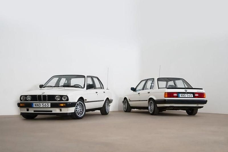 Vit Begagnad 1988 BMW 320 Sedan | 149 000 kr - Bild 1/4