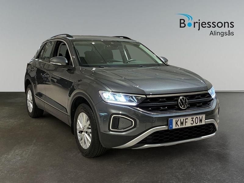 Mörkgrå (grå) Begagnad 2022 VW T-Roc Pro SUV | 219 900 kr (Marknadspris) - Bild 1/4