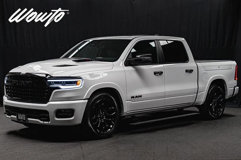 Vit Ny 2025 RAM 1500 Pickup | 1 298 800 kr (Lite dyr) - Bild 1/3