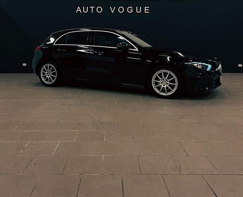 Svart Begagnad 2020 Mercedes A180 Halvkombi | 229 900 kr (Marknadspris) - Bild 1/4