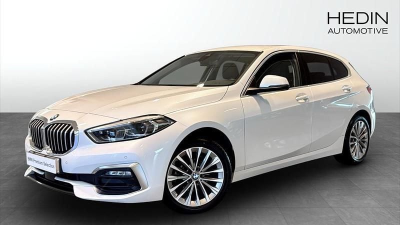 Vit (white) Begagnad 2022 BMW 118 Luxury Line Halvkombi | 248 700 kr (Marknadspris) - Bild 1/4
