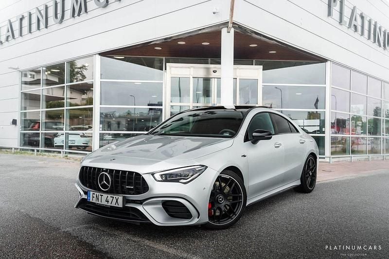 Silver Begagnad 2022 Mercedes CLA45 AMG AMG Sportkupé | 544 000 kr (Bra pris) - Bild 1/4