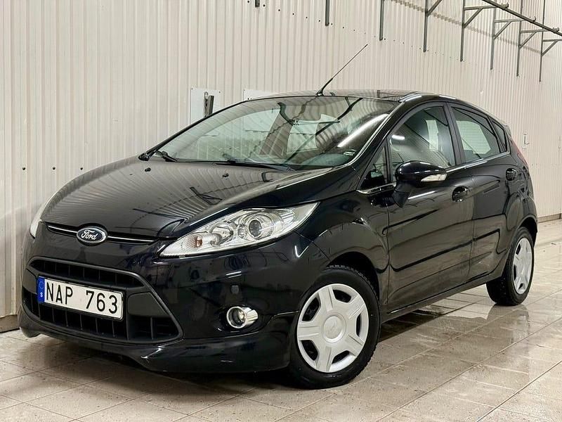Svart Begagnad 2012 Ford Fiesta Halvkombi | 49 000 kr (Marknadspris) - Bild 1/4