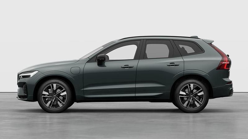 Grön Ny 2025 Volvo XC60 Plus SUV | 605 700 kr (Marknadspris) - Bild 1/4