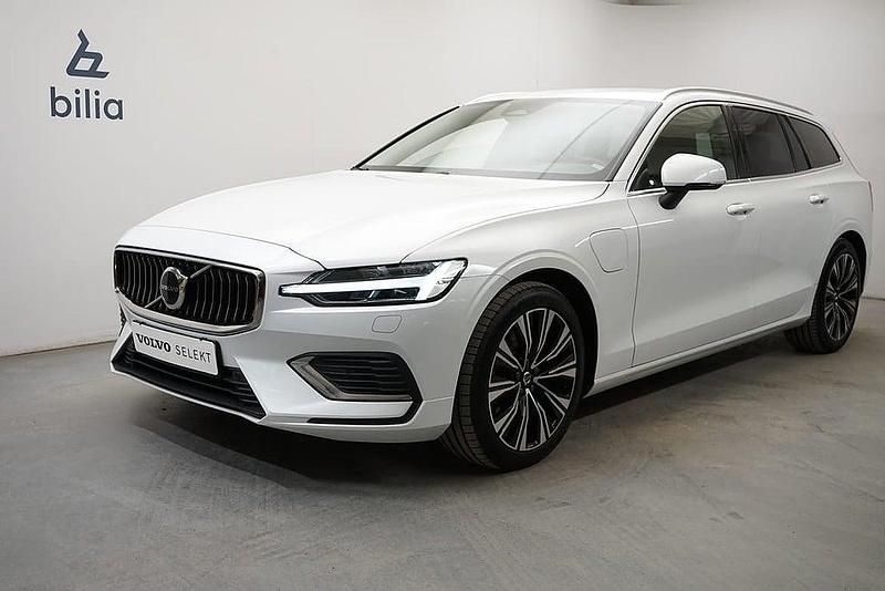 Begagnad Volvo V60 Core 253 HK (186 kW) 2022 Vit Kombi