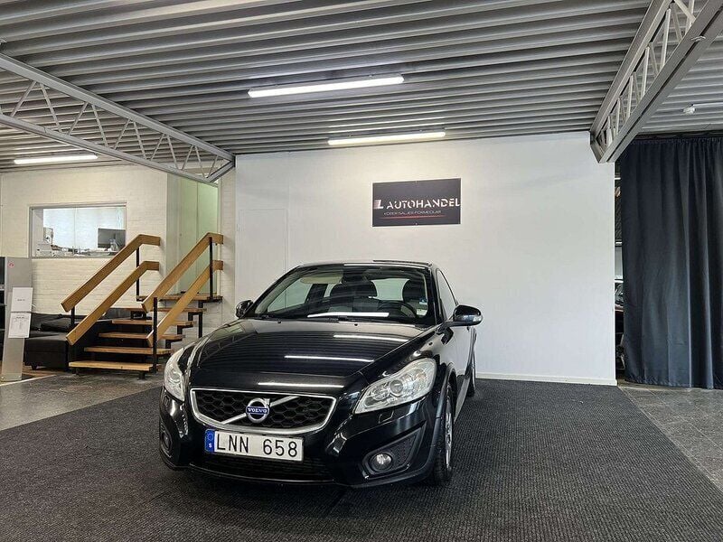 Svart Begagnad 2010 Volvo C30 Momentum Halvkombi | 42 900 kr (Marknadspris) - Bild 1/4