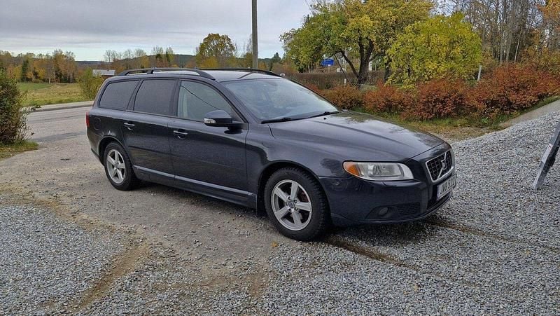 Grå Begagnad 2009 Volvo V70 Momentum Kombi | 40 000 kr (Superpris) - Bild 1/4