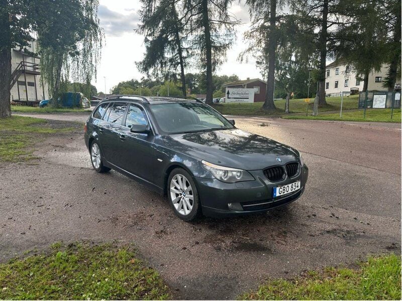 Grå Begagnad 2008 BMW 525 Kombi | 49 900 kr (Bra pris) - Bild 1/4