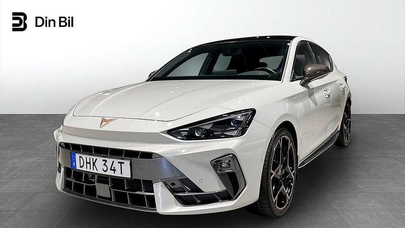 Grå (taiga grey) Begagnad 2024 Cupra Leon VZ Kombi | 434 900 kr - Bild 1/4