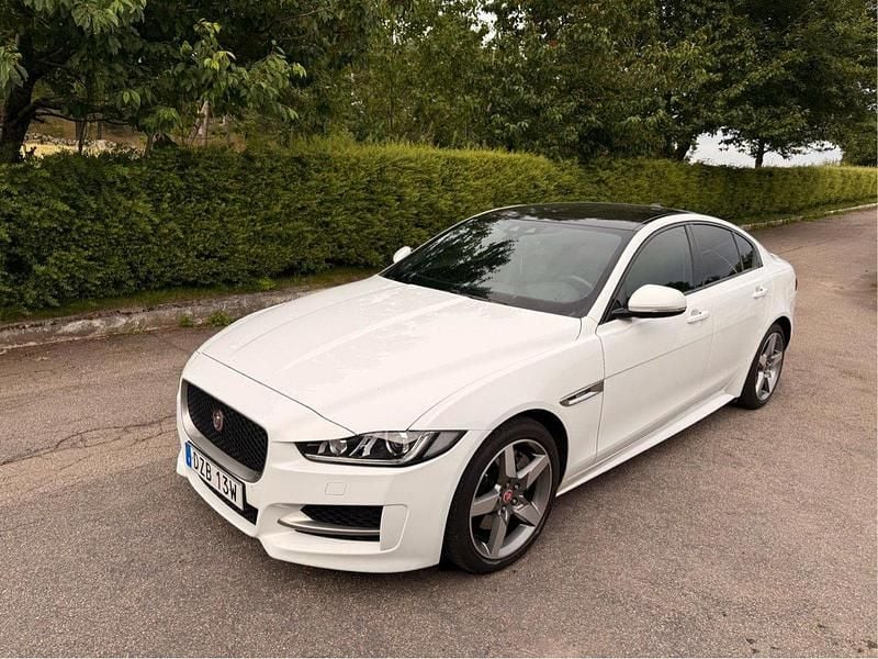 Vit Begagnad 2019 Jaguar XE R-Sport Sedan | 205 000 kr (Bra pris) - Bild 1/4