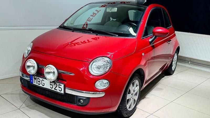 Begagnad Fiat 500 Lounge 69 HK (50 kW) 2011 Röd Halvkombi
