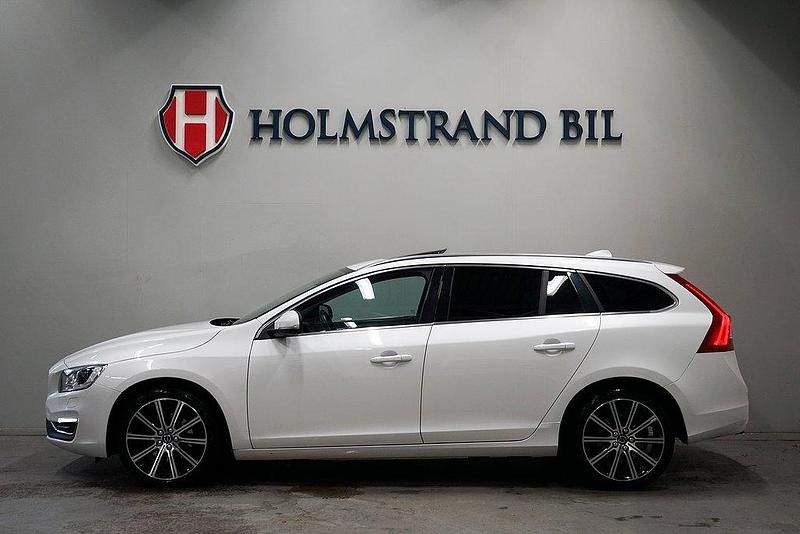 Vit Begagnad 2016 Volvo V60 Summum Kombi | 174 900 kr (Marknadspris) - Bild 1/4