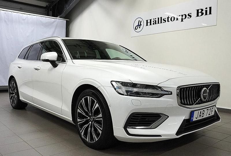 Vit Begagnad 2023 Volvo V60 Kombi | 349 900 kr (Lite dyr) - Bild 1/4
