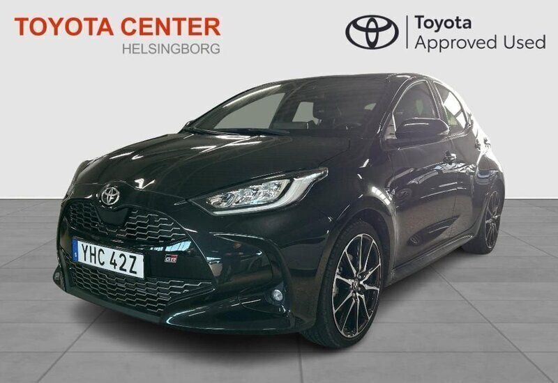 Svart Begagnad 2023 Toyota Yaris Hybrid Sport Halvkombi | 309 900 kr (Dyr) - Bild 1/4