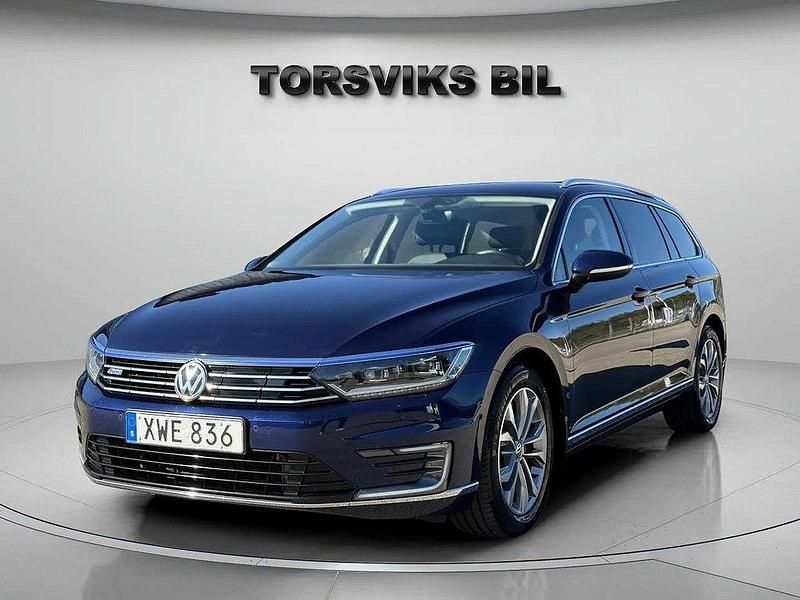 Mörkblå Begagnad 2018 VW Passat GTE Kombi | 159 900 kr (Marknadspris) - Bild 1/4