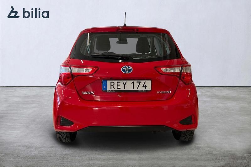 Begagnad Toyota Yaris Hybrid Active 102 HK (75 kW) 2018 Röd Halvkombi
