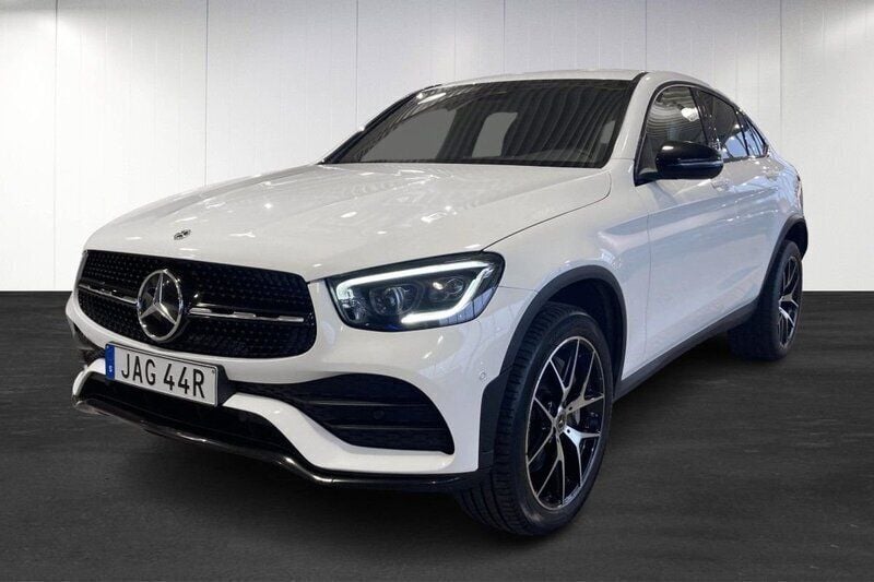 Vit (white) Begagnad 2023 Mercedes GLC300e AMG line Plus Sportkupé | 549 900 kr (Marknadspris) - Bild 1/4