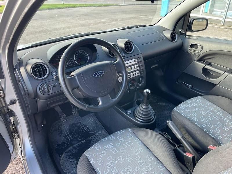 Begagnad Ford Fiesta 70 HK (51 kW) 2005 Halvkombi