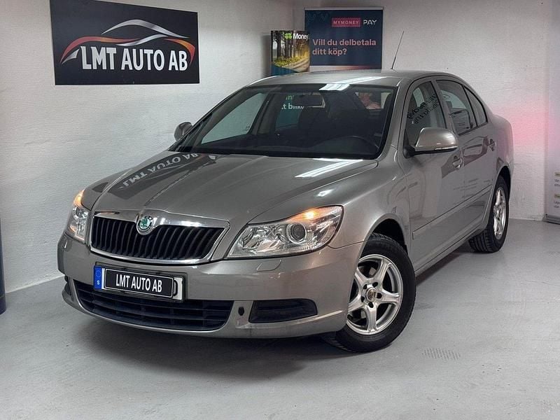 Ljusbrun Begagnad 2009 Skoda Octavia Ambiente Halvkombi | 39 900 kr (Superpris) - Bild 1/4