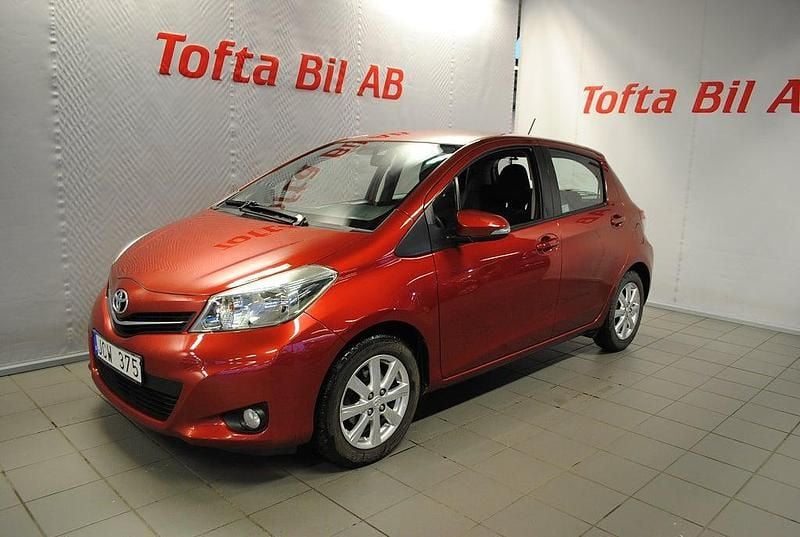 Röd Begagnad 2012 Toyota Yaris Active Halvkombi | 89 000 kr (Marknadspris) - Bild 1/4
