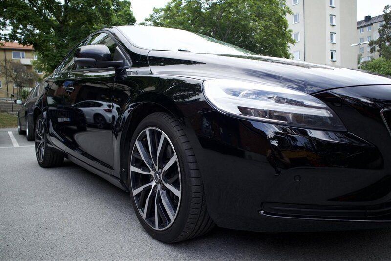 Svart Begagnad 2018 Volvo V40 Momentum Kombi | 164 900 kr (Marknadspris) - Bild 1/4